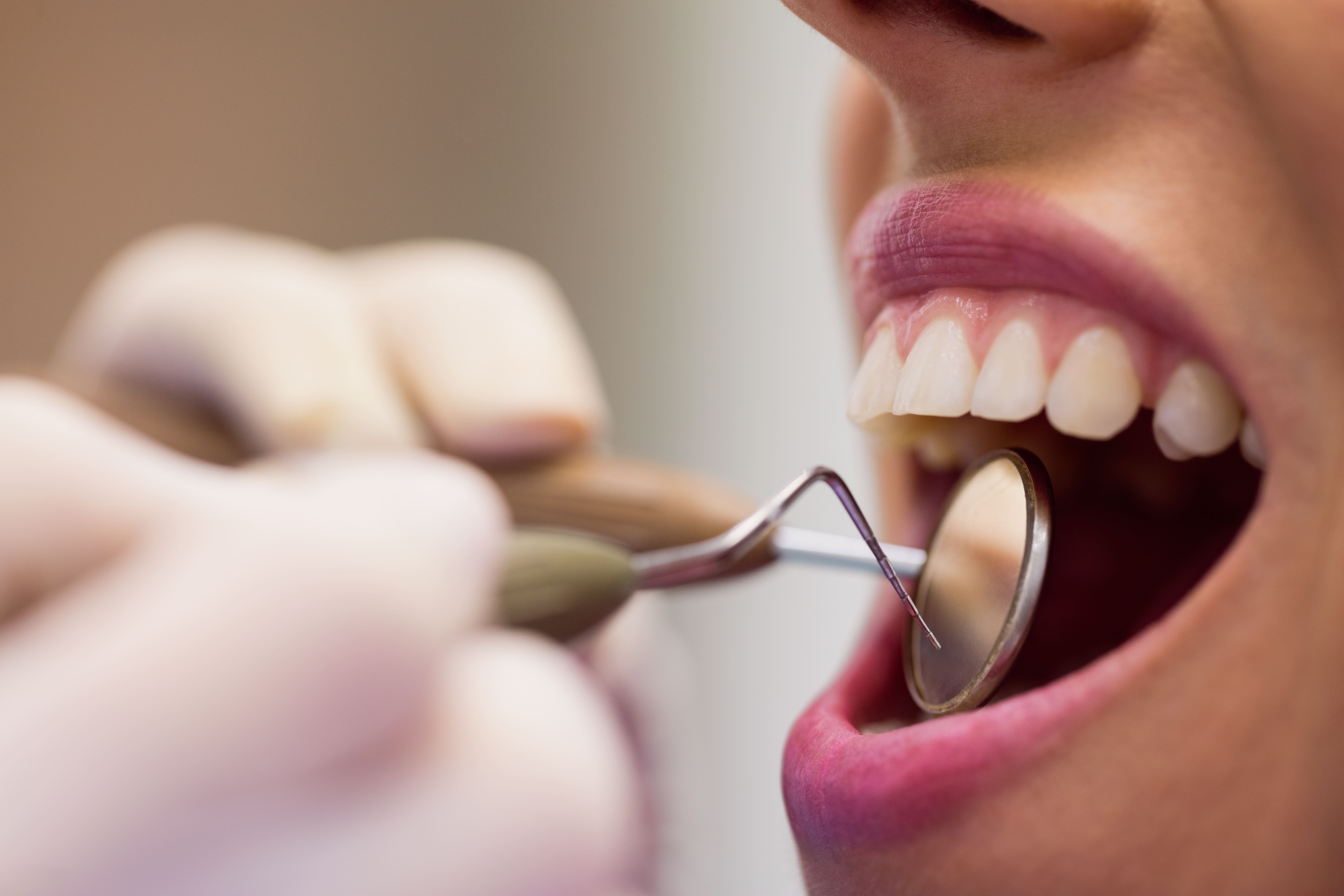 Dentiste examinant une patiente avec des outils professionnels