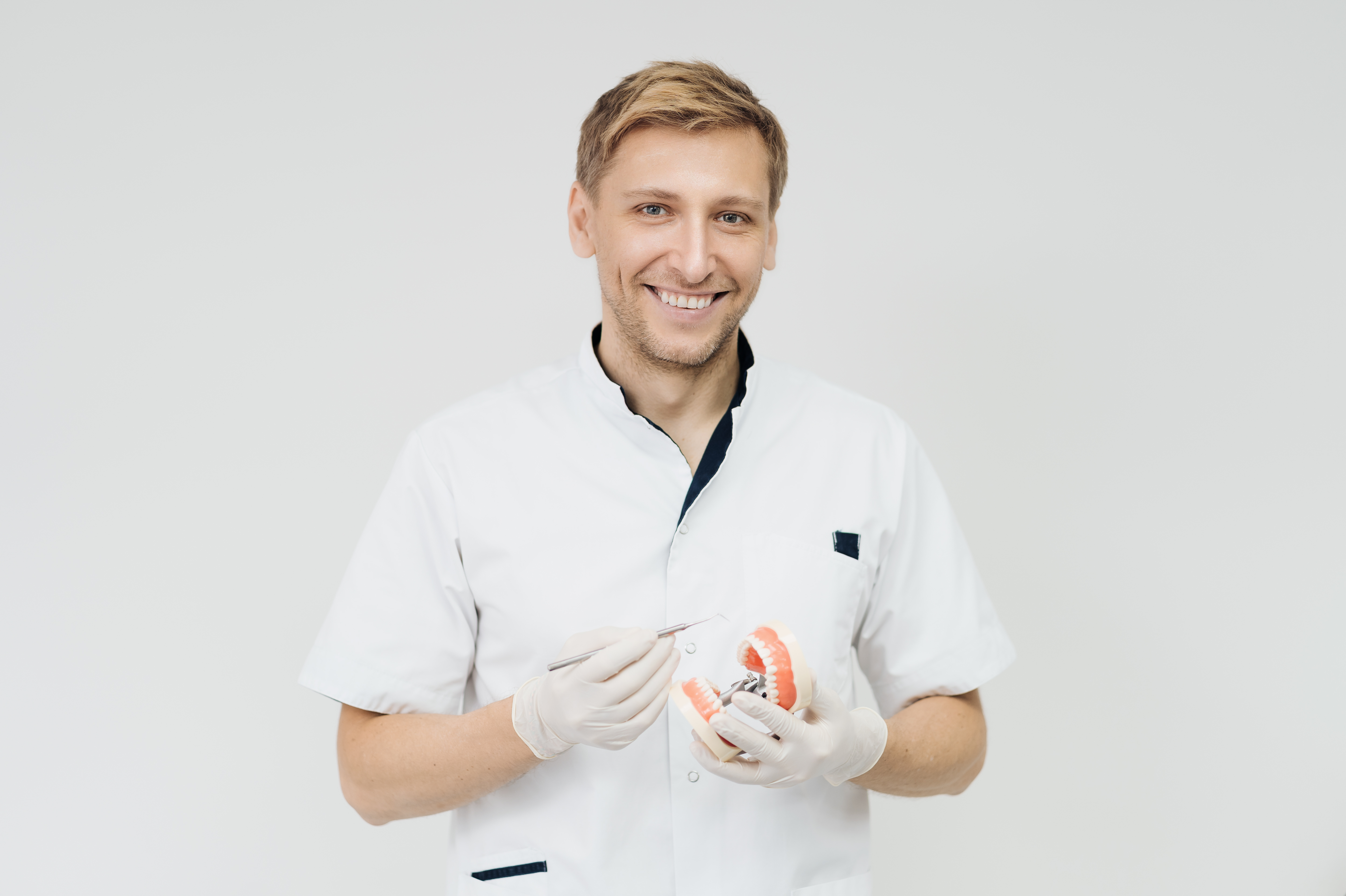Dentiste professionnel montrant un modèle dentaire